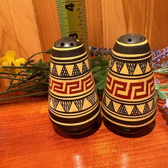 Mexican salt and pepper shakers, vintage hand painted geometric design - Picture 5 of 6